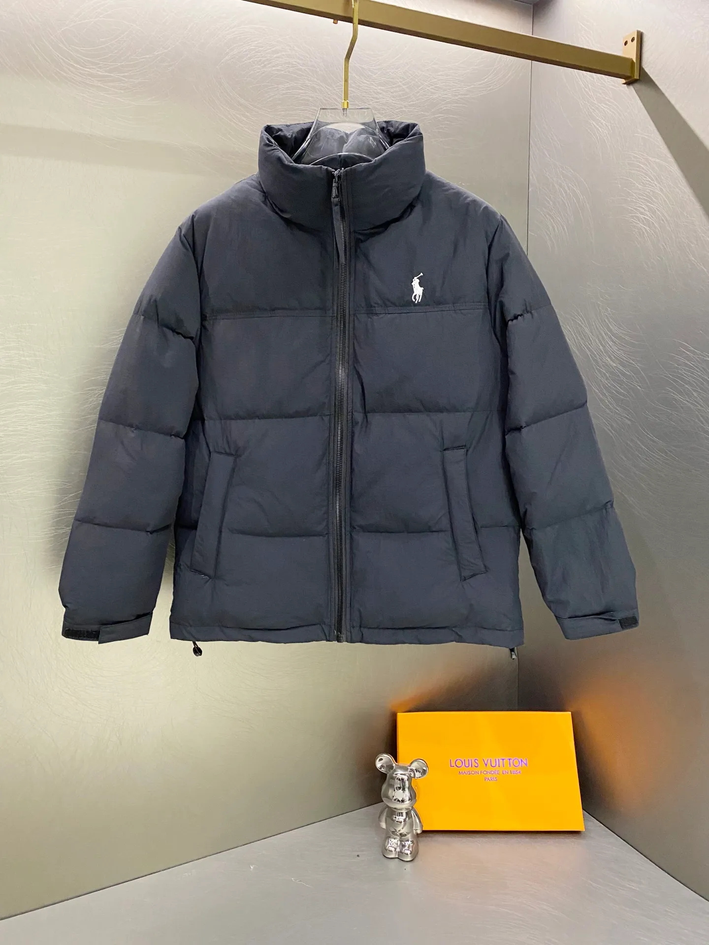 P660 Ralph Lauren/Ralph Lauren matte classic new winter down jacket, same style for men and women, versatile and warm!     It is filled with 90% white duck down and has better thermal insulation performance. It is lightweight and not heavy, and has good loft recovery after compression. The interior is made of nylon with a double-layer sealing design that will not cause any velvet leakage. The adjustable hem with built-in drawstring buckle can prevent wind and cold.  Color: Black White Navy Size: M-2XL